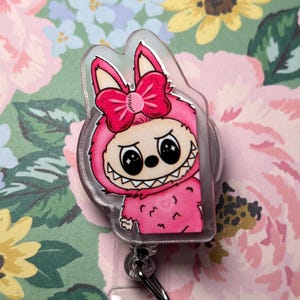 Bobine badge rose Labubu | Porte-badge | Bobine de badge kawaii | Porte-carte d'identité rétractable | Bobine d'insigne d'infirmière