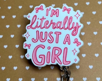 Porta credencial retráctil con diseño de Just A Girl, color rosa, ideal como regalo de oficina, para enfermeras y profesores.