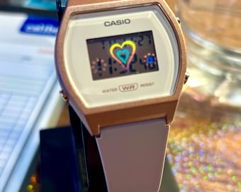Orologio sportivo Casio LW-204-4ACF con cuori olografici rosa e bianchi