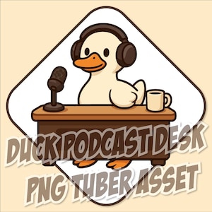 Op de afbeelding: Cartoon eend met een koptelefoon, zittend aan een bruin bureau met een microfoon en een koffiemok. Op het bureau staat de tekst "DUCK PODCAST DESK" en "PNG TUBER ASSET". De achtergrond is lichtbruin.