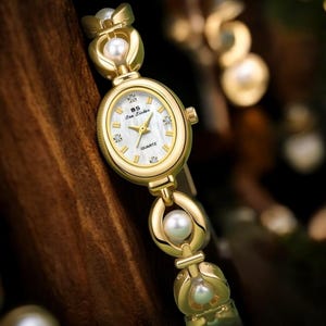 Vintage Gold Chain Women’s Watch | Elegant Retro Bracelet Style Wristwatch | Small Dial Jewelry Watch | Timeless Gift for Her.