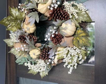Ghirlanda rustica autunnale con zucca color crema e pigna - Decorazione autunnale per porte