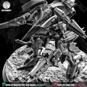 Könnte beinhalten: Ein detailliertes Graustufenmodell eines futuristischen Mechs mit komplizierten mechanischen Komponenten, Waffen und einem Cockpit. Das Modell ist auf einer strukturierten Oberfläche platziert, mit dem Logo "EXTRAGUY" in der Ecke. Das Bild zeigt ein komplexes Design.