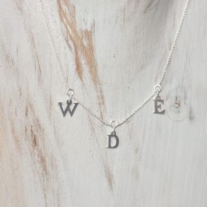 Collar personalizado con monograma inicial de tres letras en plata 925 para mujer, joya para esposa, regalo para hija.
