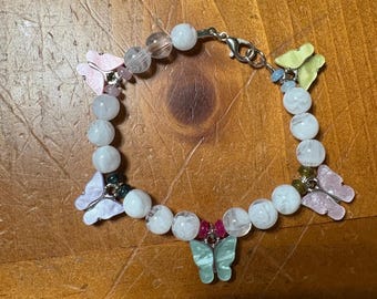 Farbenfrohes Schmetterlings-Perlenarmband