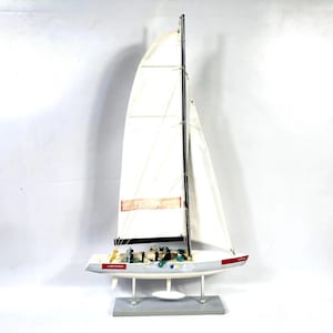 Modelo de iate Luna Rossa, barco à vela Prada America’s Cup, decoração náutica moderna
