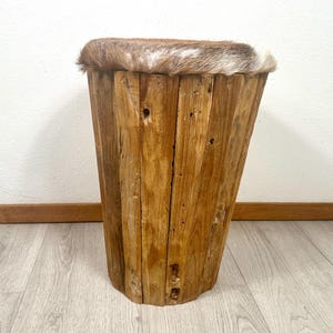 Könnte beinhalten: Ein Set aus drei Keramikbechern mit gesprenkelter, matter Oberfläche. Jeder Becher hat eine andere Farbe: hellblau, cremefarben und grau. Die Becher haben ein schlichtes, modernes Design mit runder Form und Henkel.