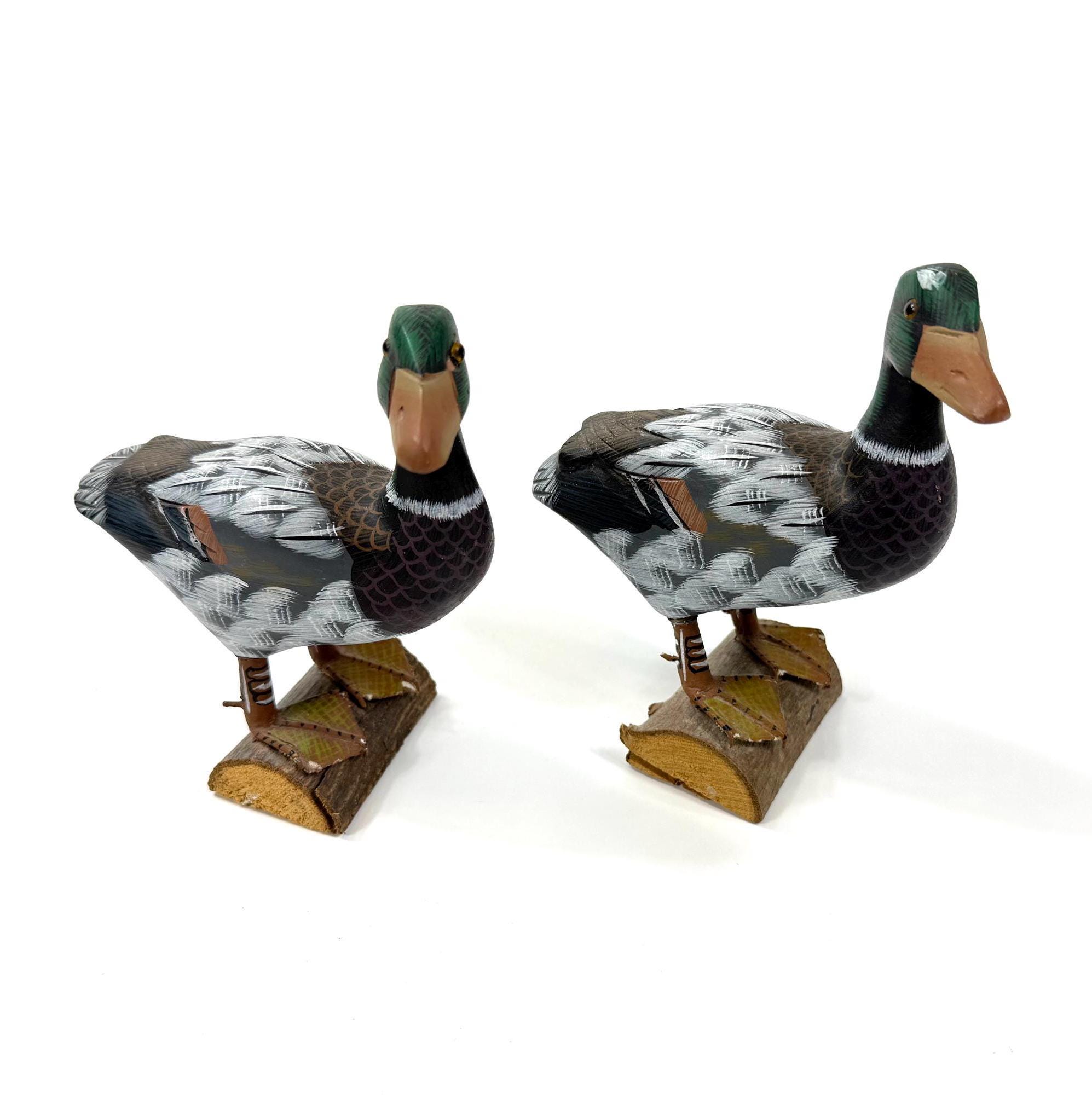 ヴィンテージの手描き木製アヒルのデコイ2個セット - 素朴な彫刻