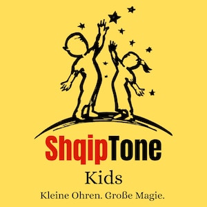 Könnte beinhalten: Gelber Hintergrund mit einer schwarzen Illustration von zwei Kindern, die nach Sternen greifen. Der Text "ShqipTone Kids" ist in Rot und Schwarz, mit dem Slogan "Kleine Ohren. Große Magie."