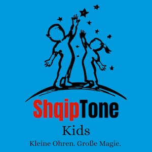 Könnte beinhalten: Blauer Hintergrund mit einer schwarzen Illustration von zwei Kindern, die nach Sternen greifen. Der Text "ShqipTone Kids" ist in Rot und Schwarz, mit dem Slogan "Kleine Ohren. Große Magie."