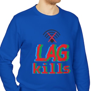 Könnte beinhalten: Ein königsblaues Langarm-Sweatshirt mit dem Text "LAG kills" in roter und grüner Glitch-Schrift. Oberhalb des Textes befindet sich eine Grafik eines WLAN-Symbols mit einem roten X.