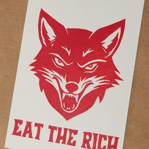 Postales, tarjetas y grabados linograbados hechos a mano en papel de calidad para exhibir o enviar por correo a amigos y líderes políticos. El lobo se come a los ricos.