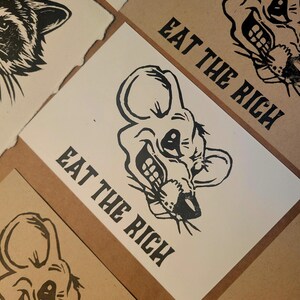 Postales, tarjetas y grabados linograbados hechos a mano en papel de calidad para exhibir o enviar por correo a amigos y líderes políticos. El ratón se come a los ricos.