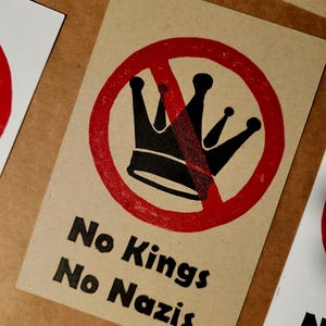 Cartes postales et impressions linogravées faites à la main sur du papier de qualité à exposer ou à poster à des amis et à des dirigeants politiques. Pas de rois, pas de nazis