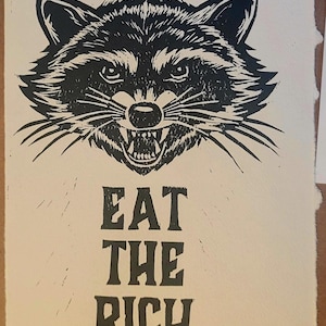 Postales, tarjetas y grabados linograbados hechos a mano en papel de calidad para exhibir o enviar por correo a amigos y líderes políticos. El mapache se come a los ricos.