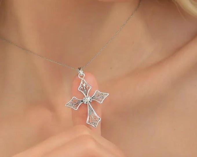 Elegant Filigree Cross Pendant Necklace – Vintage Christian Jewellery Gift for Her