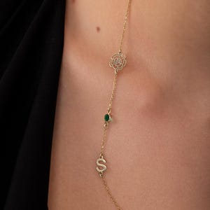 Collar de flor de nacimiento personalizado con piedra de nacimiento e inicial, chapado en oro de 14 quilates o plata, dije de letra con forma de flor de nacimiento, regalo familiar personalizado.