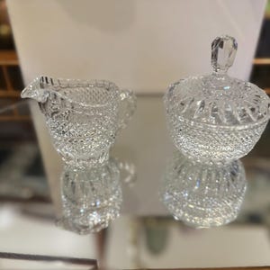 ヴィンテージプレスガラス製シュガーボウル（蓋付き）＆クリーマーセット - クリアカットガラス製ダイヤモンドパターン - キラキラ輝くバーカートやティーテーブルの装飾
