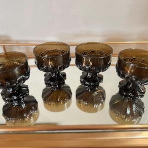 Zestaw 4 zabytkowych kubków do sorbetu Tiffin Madeira Amber – deserowe miseczki na nóżkach z połowy XX wieku – szkło teksturowane z kory firmy Franciscan