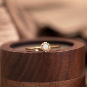 Zierlicher Opalring, Stapelring mit weißem Opal und CZ-Ring, Gold-Opalring, Sterlingsilber-Opalring, Oktober-Opalring, Brautjungferngeschenk