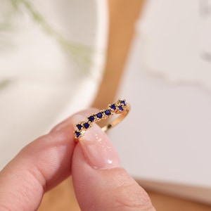 Bague avec pierre de naissance personnalisée, bague quotidienne en or 18 carats, bague pour mère, bijoux délicats à superposer, cadeau de fête des mères pour maman, cadeau d'anniversaire pour elle