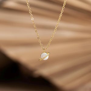 Collier Saturne opale délicat, collier pendentif petite planète, collier espace, collier céleste, bijoux en opale, pierre de naissance d'octobre, cadeau pour elle