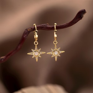 Boucles d'oreilles pendantes étoiles en argent sterling avec opale, boucles d'oreilles Huggie délicates opale étoile, bijoux minimalistes, cadeau d'anniversaire pour elle, cadeaux de Noël