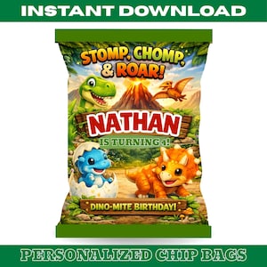Op de afbeelding: Gepersonaliseerde chipzak met een dinosaurus thema. De zak heeft een groene dinosaurus, een vulkaan en de tekst "STOMP, CHOMP & ROAR!" en "NATHAN IS TURNING 4!". Een blauwe dinosaurus komt uit een ei, en een oranje triceratops is ook afgebeeld.