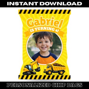 Puede incluir: Diseño de bolsa de patatas fritas personalizada amarilla con el texto "¡Gabriel cumple 4 años!" y una foto de un niño sonriente. El diseño incluye ilustraciones de una excavadora amarilla y un camión volquete amarillo.
