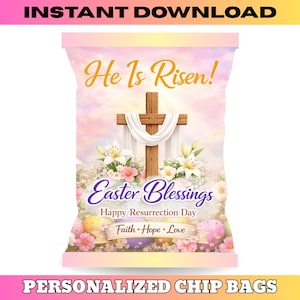 Puede incluir: Un diseño de bolsa de patatas fritas personalizada con un fondo rosa pastel y morado. El diseño presenta una cruz de madera cubierta con tela blanca, rodeada de flores y huevos de Pascua. El texto incluye "He Is Risen!" y "Easter Blessings."