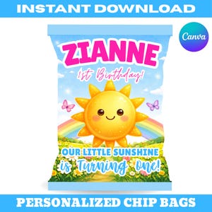 Puede incluir: Un diseño de bolsa de patatas fritas personalizada con una parte superior azul y un paisaje soleado. La bolsa presenta el nombre "ZIANNE" en rosa, el texto "1st Birthday!", un sol sonriente, mariposas y la frase "OUR LITTLE SUNSHINE is Turning one!"