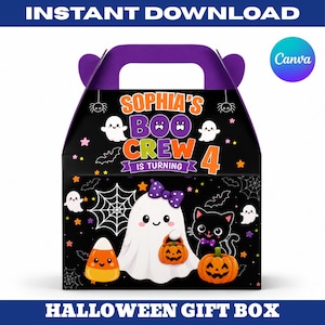 Può includere: Una scatola regalo nera di Halloween con manico, che riporta il testo Sophia's Boo Crew is turning 4. Il design include fantasmi bianchi, un gatto nero, una zucca, caramelle, ragnatele e stelle colorate su uno sfondo scuro.