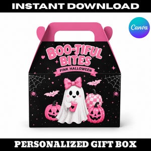 Può includere: Una scatola regalo nera con manico e la scritta rosa BOO-TIFUL BITES PINK HALLOWEEN. Il design presenta un fantasma bianco con un fiocco rosa, zucche rosa, pipistrelli, ragnatele e piccole stelle su uno sfondo di colore nero.