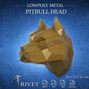 Può includere: Scultura in metallo low-poly color oro di una testa di Pitbull. L'opera misura 35 x 21 x 31 cm e presenta un design geometrico con rivetti visibili. Sfondo blu sfumato con stelle bianche. Testo "LOWPOLY METAL PITBULL HEAD".