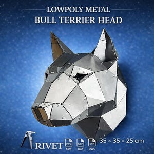 Può includere: Scultura metallica low-poly di una testa di Bull Terrier. L'opera è composta da numerose piastre metalliche geometriche rivettate. Le dimensioni sono 35 x 35 x 25 cm. Lo sfondo è un blu sfumato con puntini bianchi. La parola "RIVET" è in basso.