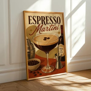 Peut inclure: Une affiche encadrée présentant une illustration de style vintage d'un espresso martini dans un verre à pied, un shaker, une bouteille étiquetée Crème de Café, un doseur et un petit bol de grains de café avec le texte Espresso Martini.