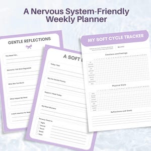 Op de afbeelding: Een wekelijkse planner voor het zenuwstelsel met drie pagina's. De pagina's hebben een witte achtergrond met een lichtpaarse rand. De tekst bevat "Gentle Reflections" en "My Soft Cycle Tracker". De planner bevat secties voor het volgen van emoties, gevoelens en doelen.
