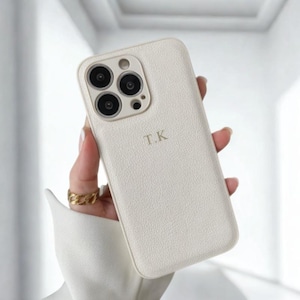 Gepersonaliseerde leren tas voor iPhone 16 Pro, iPhone 15 telefoonhoesje initialen gravure monogram gegraveerd veganistisch leren telefoonhoesje cadeau voor papa