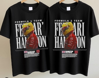 Op de afbeelding: Twee zwarte t-shirts met een grafisch ontwerp van een Formule 1-coureur in een gele helm en een rood racepak. De tekst luidt "Formula 1 Team" en "Ferrari Hamilton 44". De onderkant van het shirt bevat de tekst "Final Chapter".
