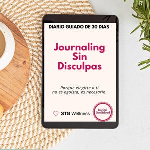 May include: A digital tablet shows a journal cover with the title "Journaling Sin Disculpas" in pink, with the text "Porque elegirte a ti no es egoísta, es necesario." The tablet is on a woven surface, with a cup of coffee and greenery in the background.