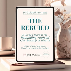 Puede incluir: Una tableta digital muestra el título "THE REBUILD" con el subtítulo "A Guided Journal for Rebuilding Yourself After Breakup or Divorce." La pantalla también muestra "30 Guided Prompts" y "Move at your own pace. There's no timeline for healing."