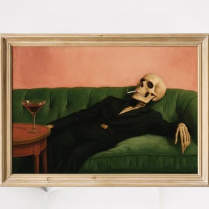 Esqueleto no sofá com Martini | Pintura a óleo em tons suaves | Decoração de carrinho de bar com arte para coquetéis | Presente estético com pintura a óleo | Decoração de Halloween moderna