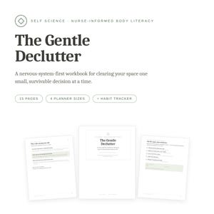 Könnte beinhalten: Ein digitales Arbeitsbuch mit dem Titel The Gentle Declutter und dem Untertitel A nervous-system-first workbook for clearing your space one small, survivable decision at a time. Enthält 15 Seiten, 4 Planergrößen und einen Gewohnheitstracker.