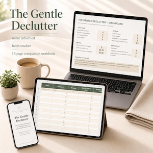 Puede incluir: Un sistema digital de organización mostrado en una computadora portátil, tableta y teléfono inteligente. Las pantallas muestran el panel de control The Gentle Declutter y una hoja de seguimiento. El texto dice The Gentle Declutter, nurse informed, habit tracker, 15 page companion workbook.