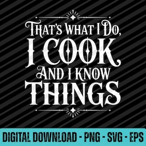 Puede incluir: Imagen digital en blanco y negro con el texto "THAT'S WHAT I DO, I COOK AND I KNOW THINGS." El texto está en una fuente decorativa y audaz. El fondo es negro con rayas diagonales. La parte inferior de la imagen dice "DIGITAL DOWNLOAD - PNG - SVG - EPS."