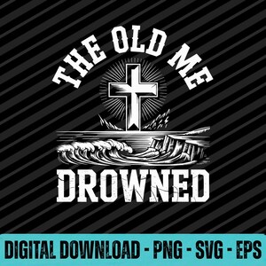 Può includere: Grafica in bianco e nero con la scritta "THE OLD ME DROWNED" sopra una croce e le onde dell'oceano. Le parole "DIGITAL DOWNLOAD - PNG - SVG - EPS" sono in basso.