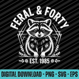 Op de afbeelding: Zwart-wit grafisch ontwerp met een wasbeer en de tekst "FERAL & FORTY" erboven en "EST. 1985" eronder. De wasbeer is gecentreerd in een geometrisch ontwerp, tegen een zwart-wit gestreepte achtergrond. De woorden "DIGITAL DOWNLOAD - PNG - SVG - EPS" staan onderaan.