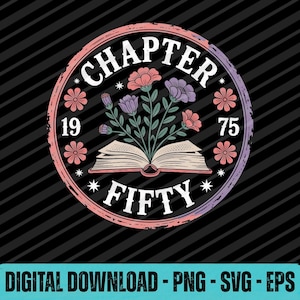 Puede incluir: Un diseño gráfico circular con las palabras "CHAPTER FIFTY" y los números "1975" en blanco. El diseño incluye un libro abierto con flores rosas y moradas, rodeado por un borde rosa y morado sobre un fondo negro.