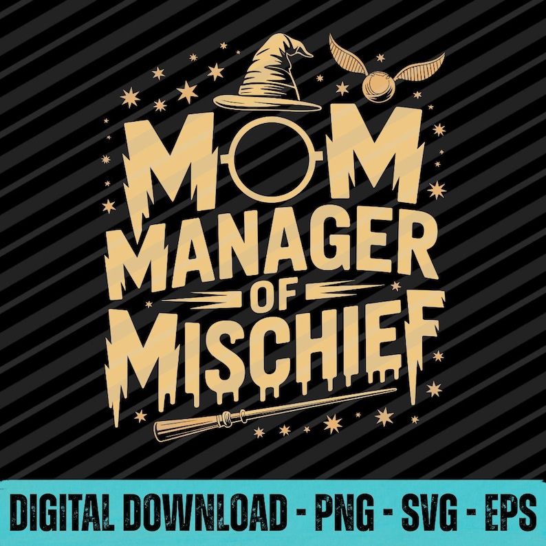 以下が含まれることがあります： 黒い背景に金色の「MOM MANAGER OF MISCHIEF」の文字が描かれたデジタルグラフィック。魔法使いの帽子、ゴールデンスニッチ、魔法の杖が特徴です。「DIGITAL DOWNLOAD - PNG - SVG - EPS」の文字が下にあります。