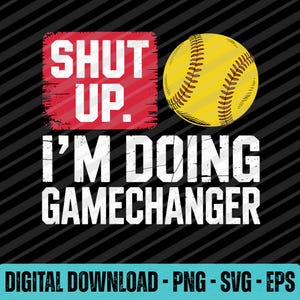 Può includere: Design grafico digitale con una palla da softball gialla con cuciture rosse e la scritta "SHUT UP. I'M DOING GAMECHANGER" in bianco. Il testo è su uno sfondo nero con linee diagonali. Il testo "DIGITAL DOWNLOAD - PNG - SVG - EPS" è in basso.